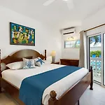 Shoal Bay Villas