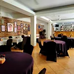 Altamont West Hotel