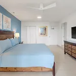 Maho Beach House - Spacious 1 Bedroom Suite