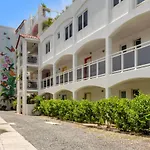 Maho Beach House - Spacious 1 Bedroom Suite