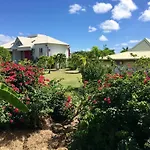 Residence Le Vallon Guadeloupe Parc Piscine Appartements & Studios & Services Hoteliers A La Carte