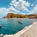 Kay Alice - Beachfront Villa