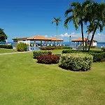 Golf Y Playa En Deportivo De Cabo Rojo