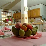 Tropical Breeze Guesthouse And Furnished Apartments