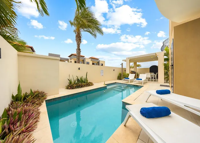 1 Min To Beach, W Pool, Gym In A Gated Community