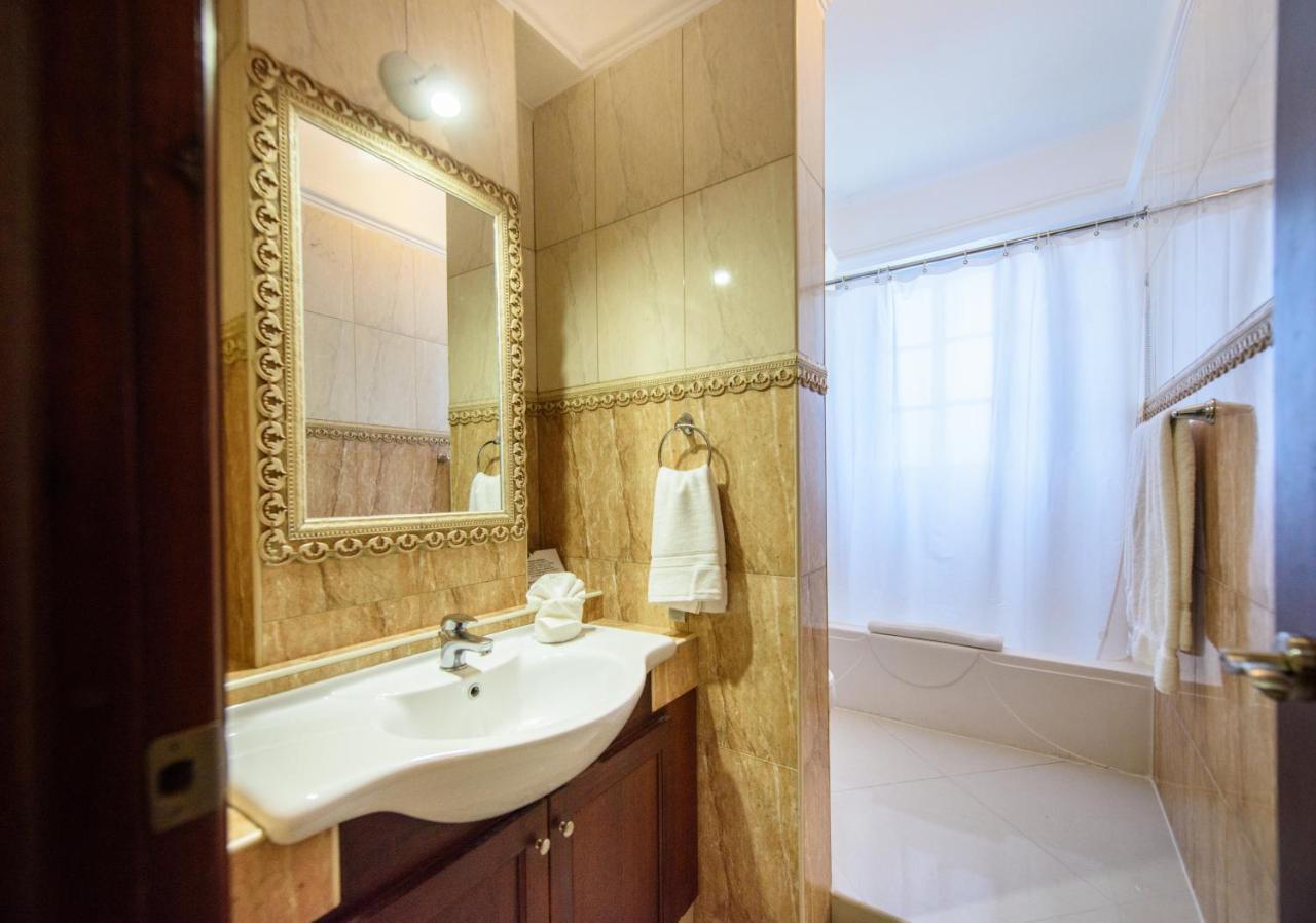 Shakey Aparthotel