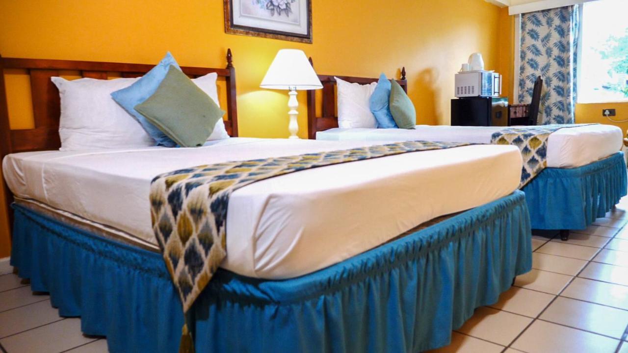 Pineapple Court Hotel 2*