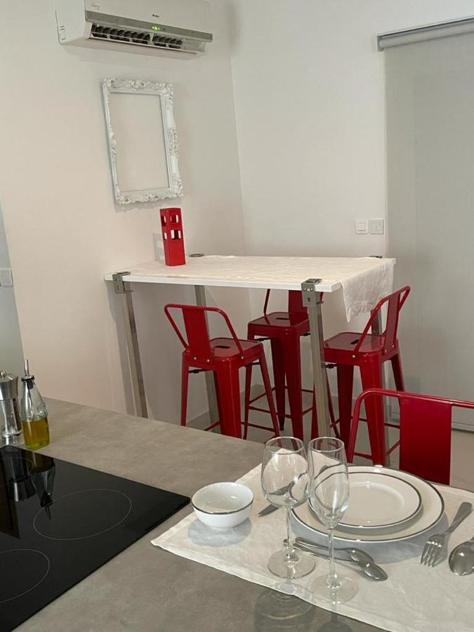 The Black Palm Apartment *