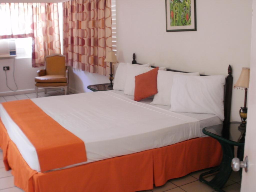 Pineapple Court Hotel