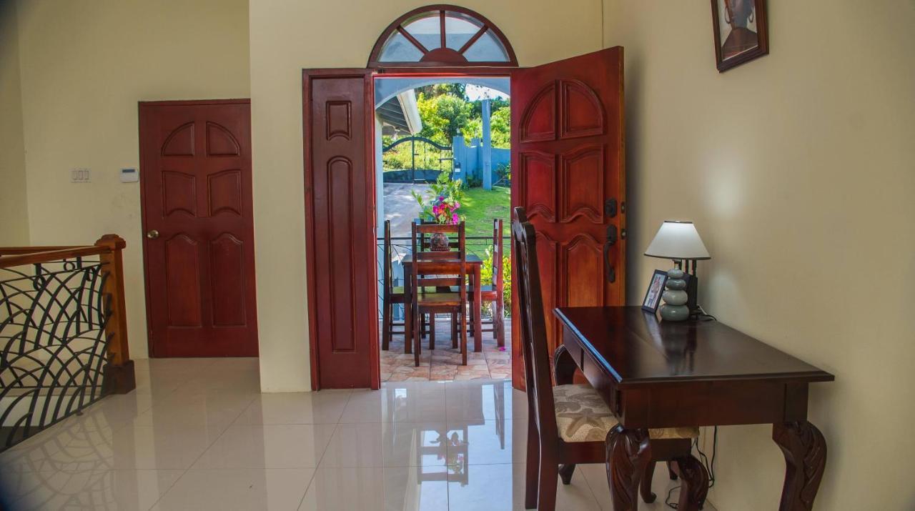 Runaway To Tranquility, Overlooking The Bay Holiday home