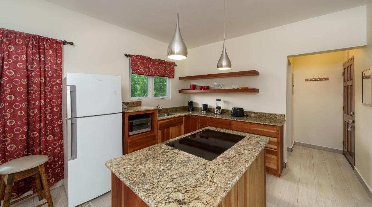 Hotel Beach House Condos,