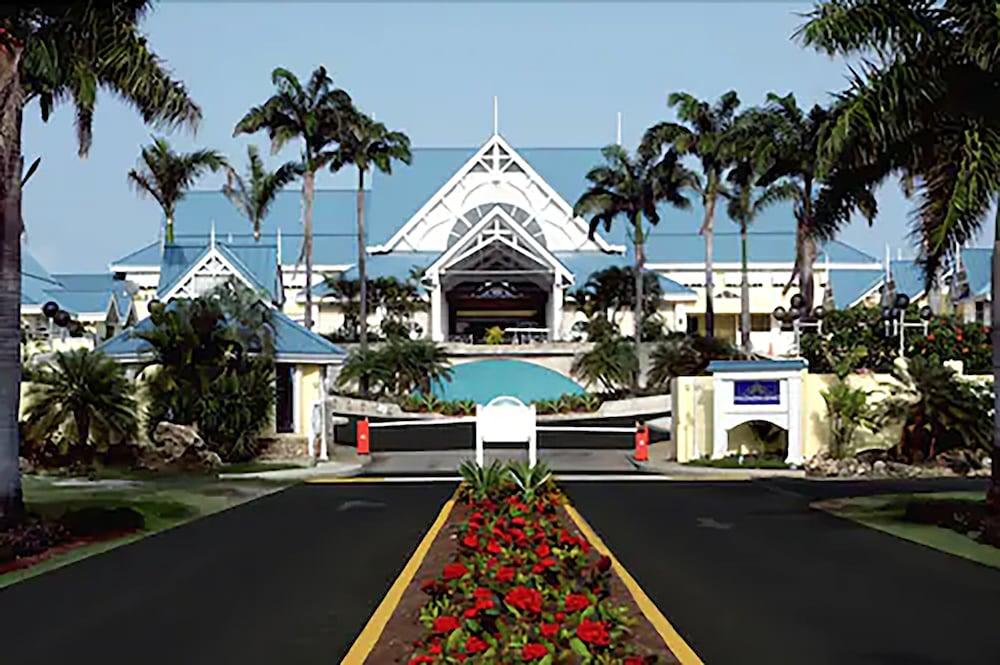 Magdalena Grand & Golf Tobago