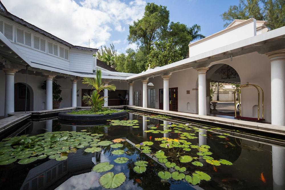 Colony Club By Elegant Hotel Saint James