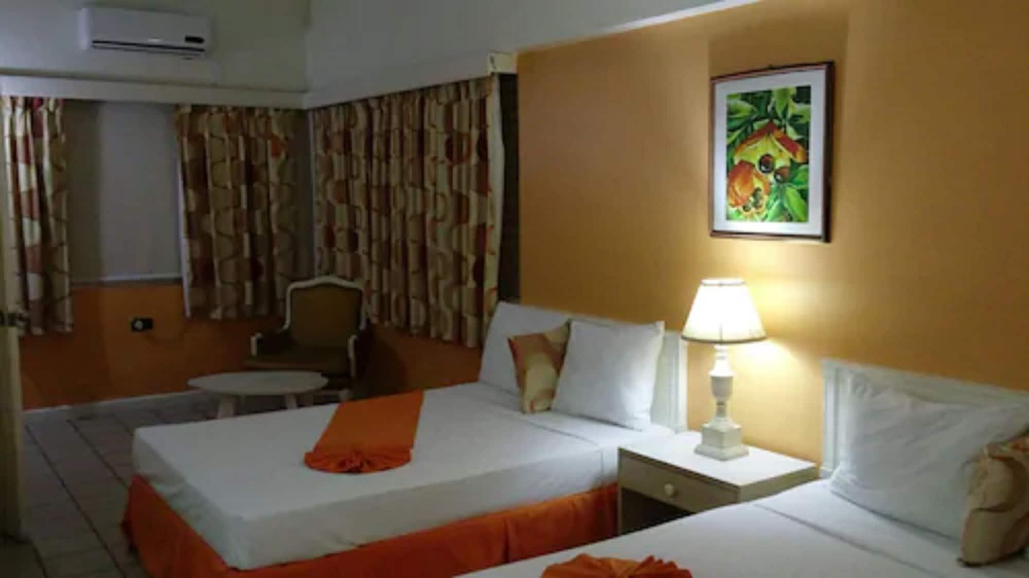 Hotel Pineapple Court 2*