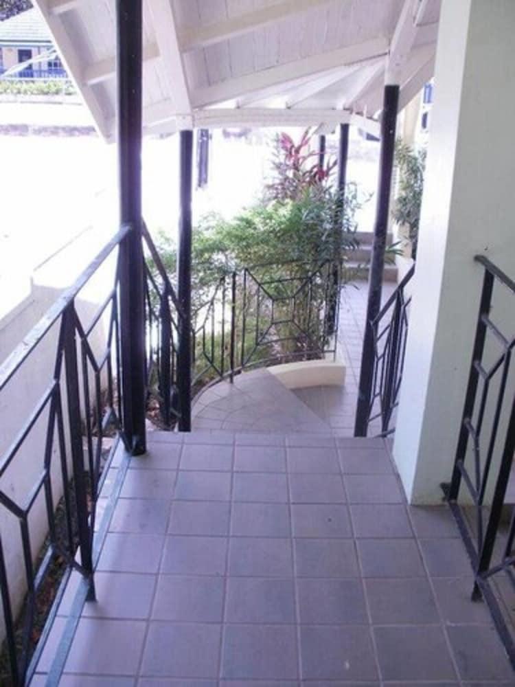 Pineapple Court Hotel