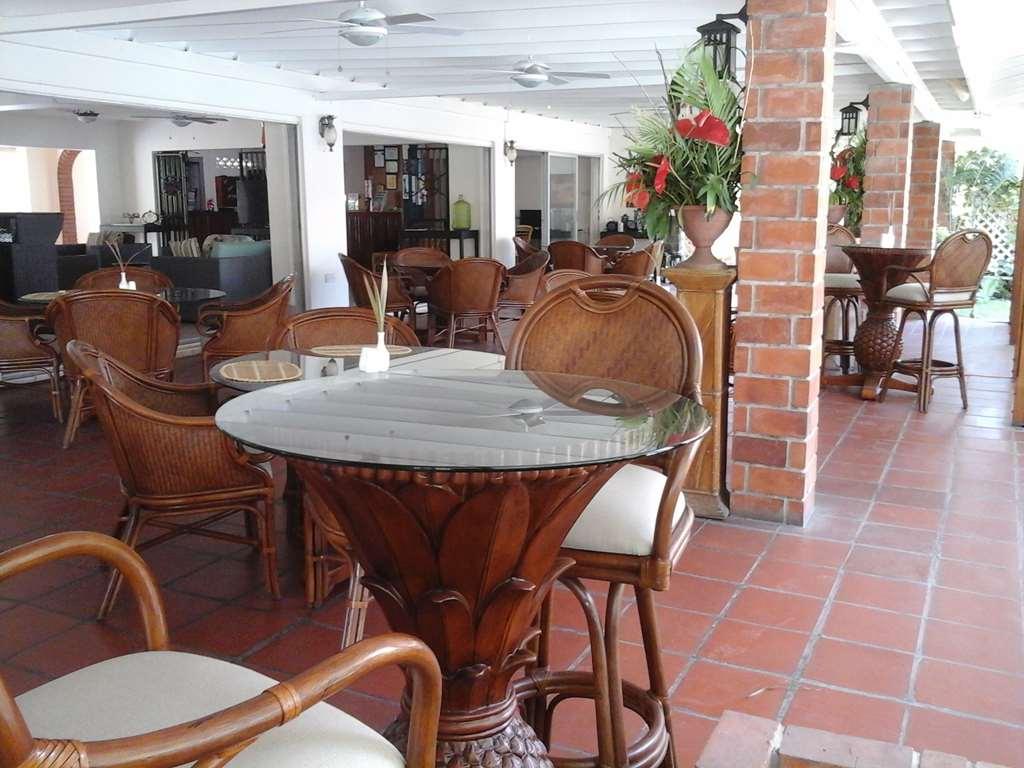 Sunset Shores 3* Kingstown
