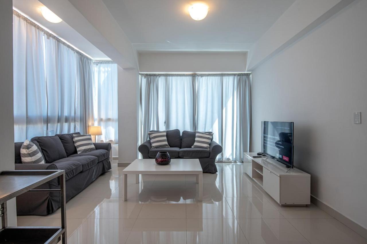 Escape Apartments, Balcony, Pool & Gym In La Julia * Santo Domingo