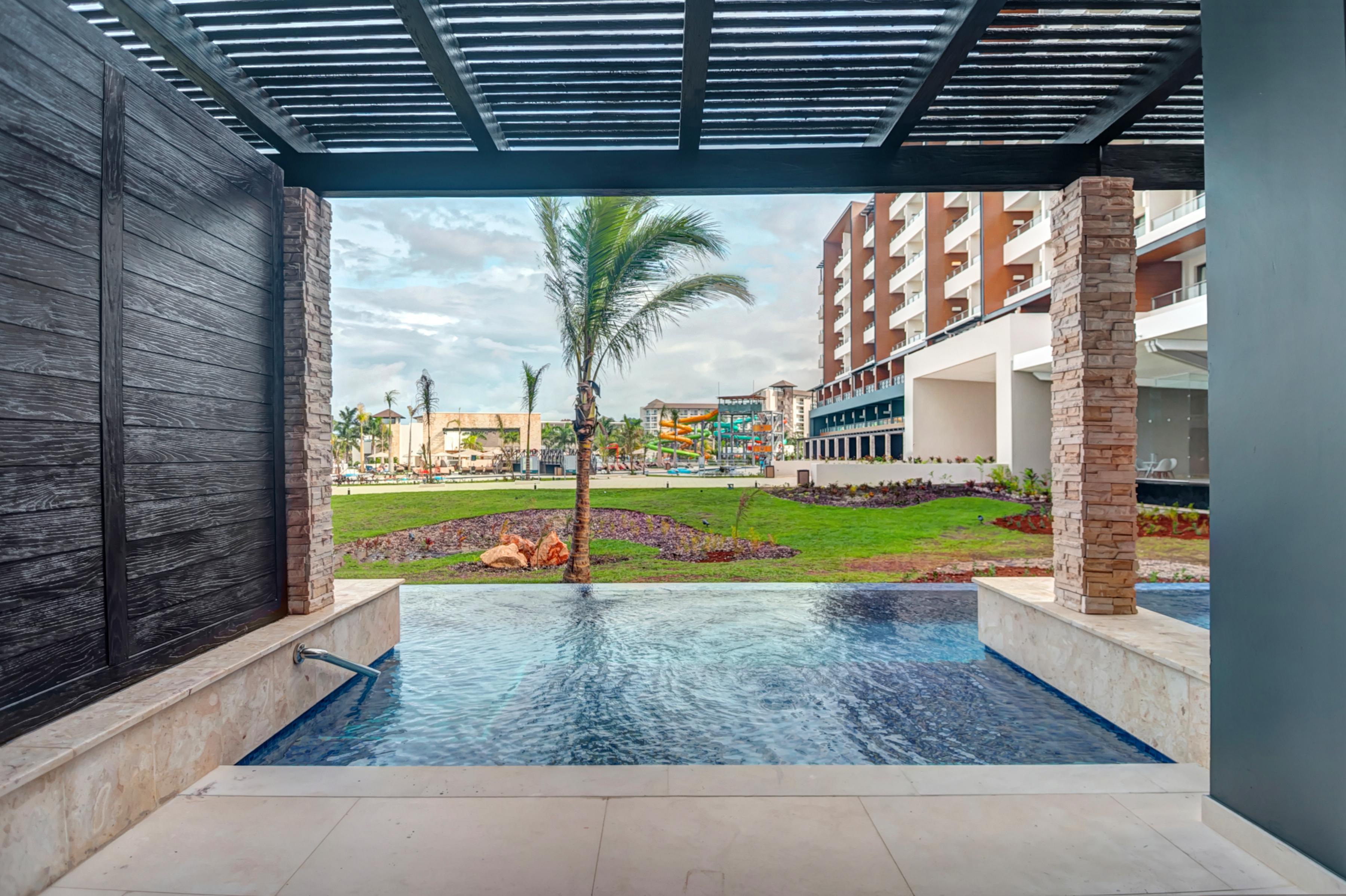 Resort Royalton Blue Waters Montego Bay, An Autograph Collection 5*