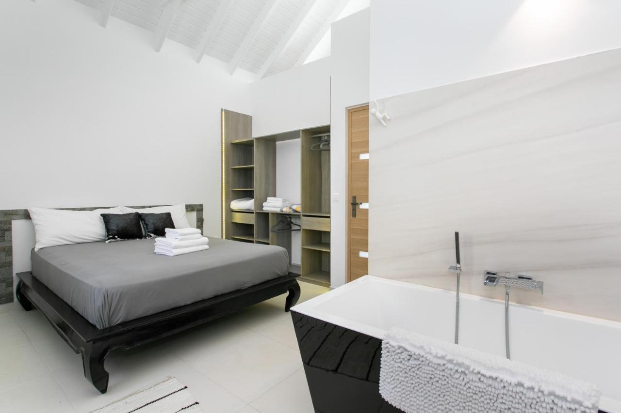 The Black Palm Apartment *