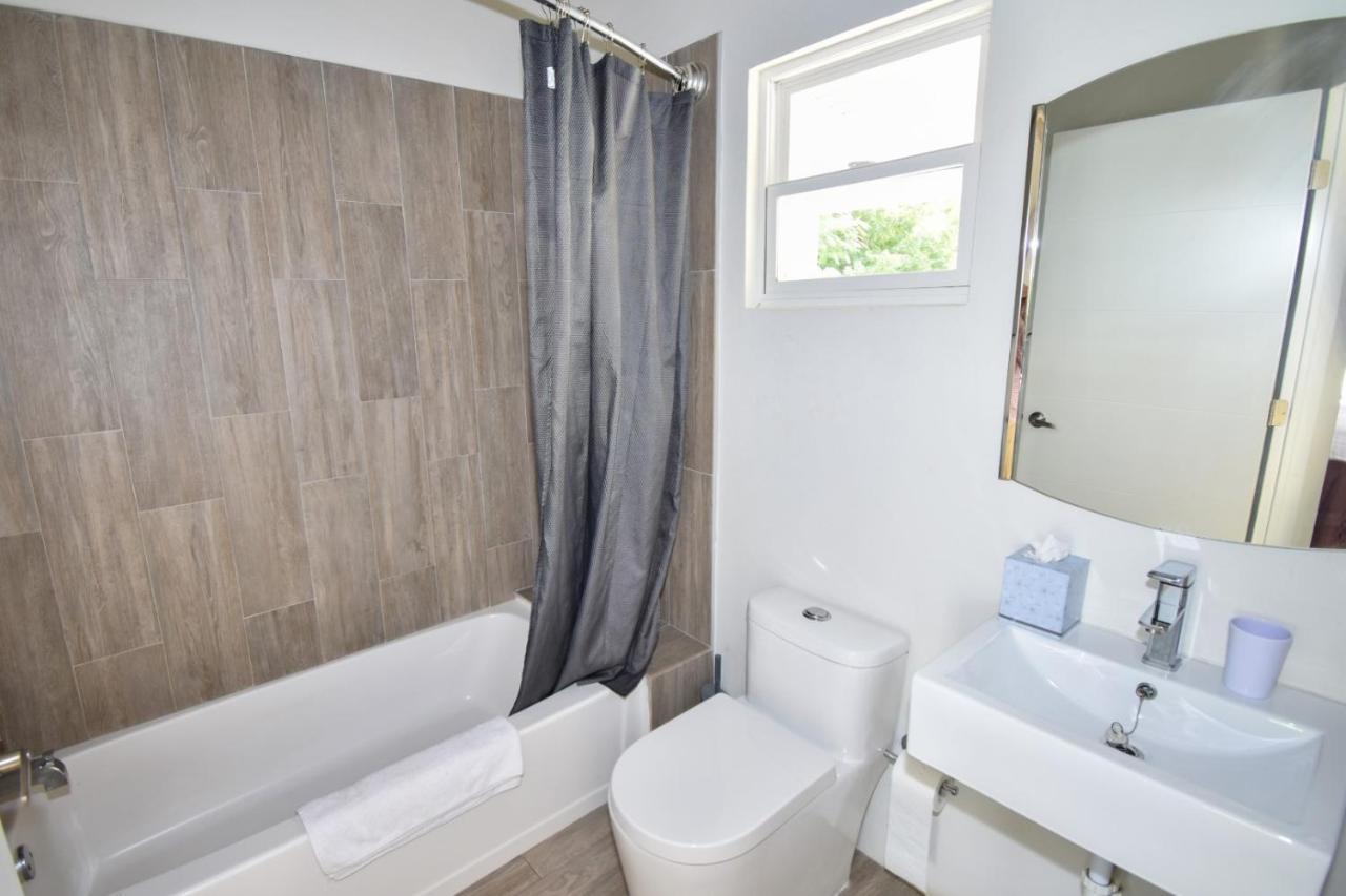 The Moxy 2* English Harbour