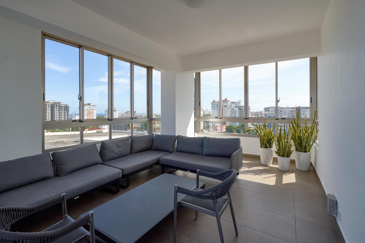 Escape Apartments, Balcony, Pool & Gym In La Julia * Santo Domingo