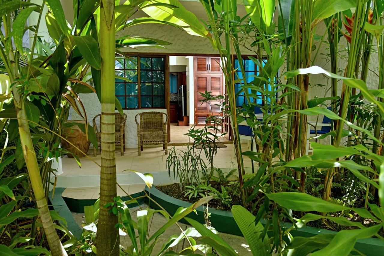 Hotel Beach House Condos,
