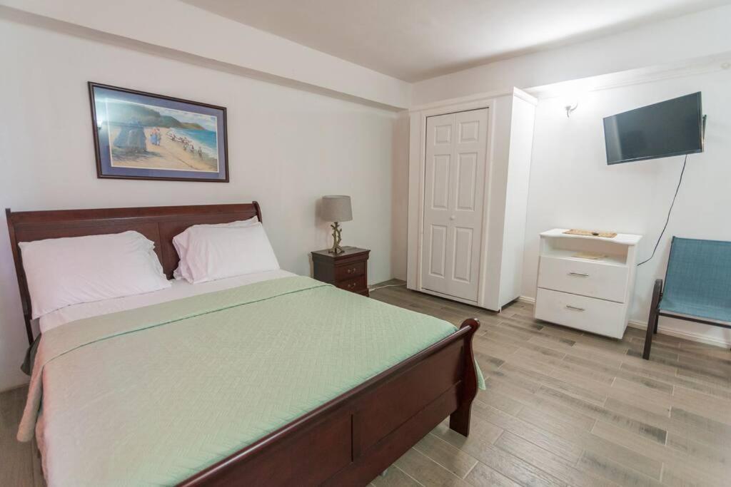 Vj's - Vacation & Car Rental, Jimmit, Dominica Apartment *
