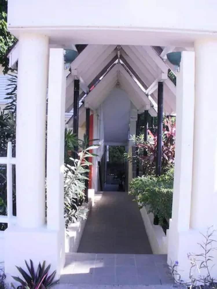 Hotel Pineapple Court 2*