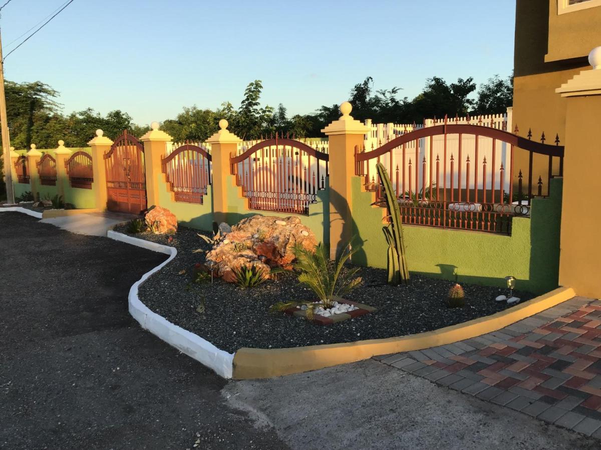 J&r Sunshine Retreat Holiday home Spanish Town