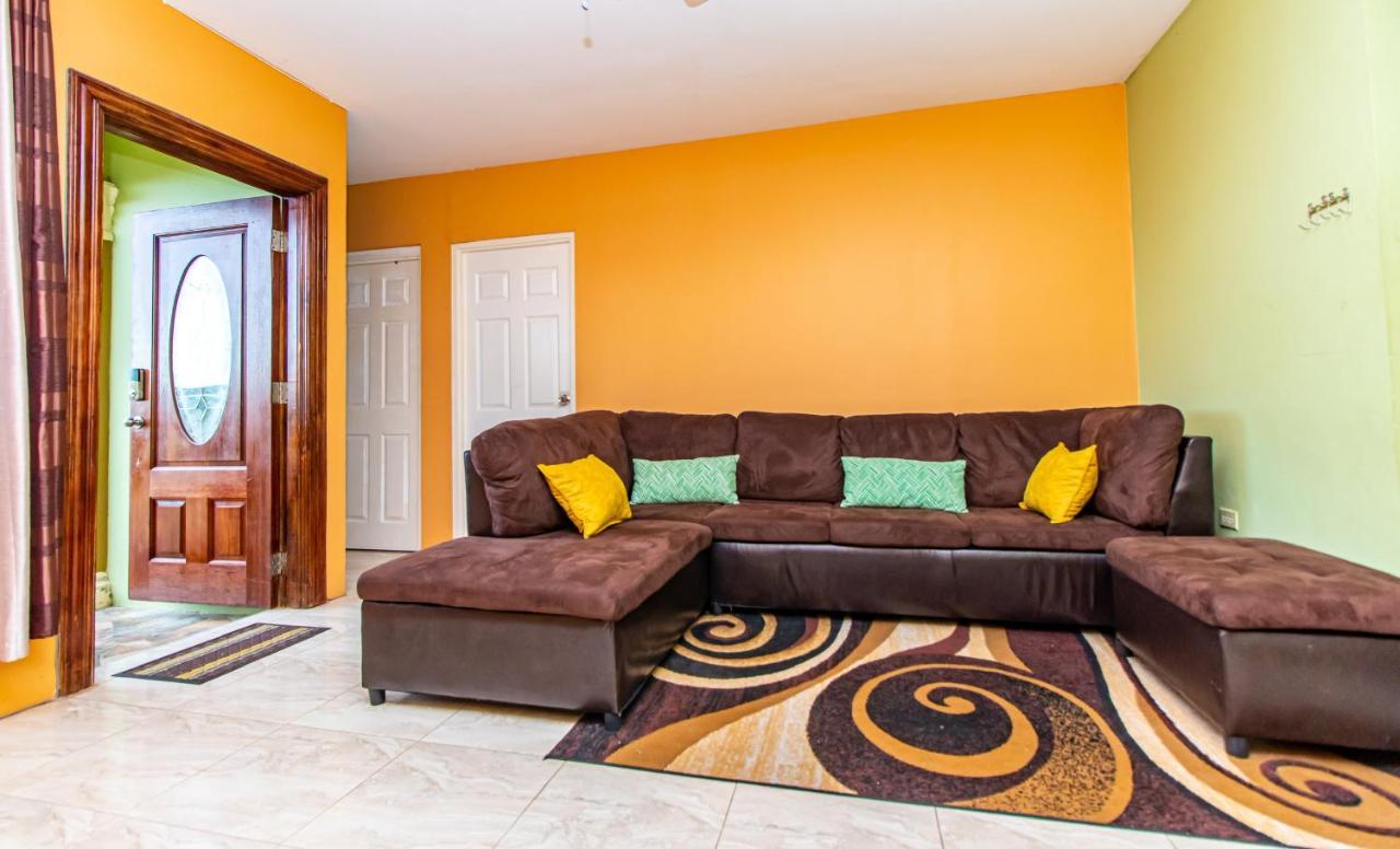 J&r Sunshine Retreat Holiday home *