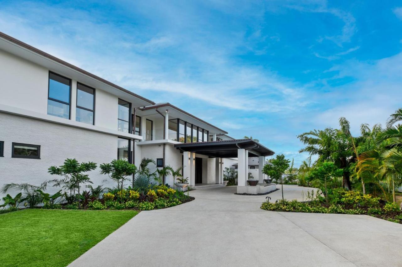 Villa One Beachlands - Luxury Beachfront Mansion *