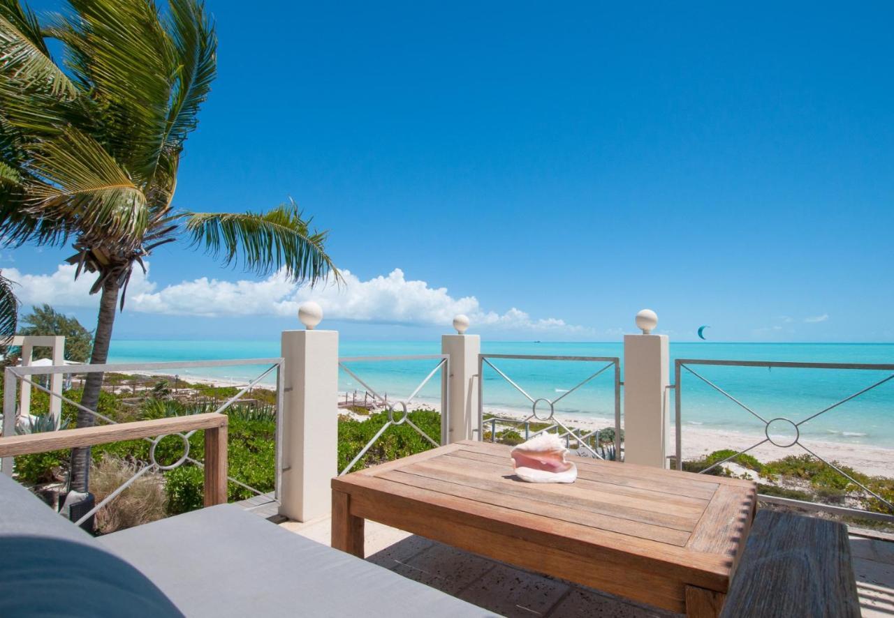 Aqua Del Rose 3 Bedroom Beachfront Holiday home Long Bay