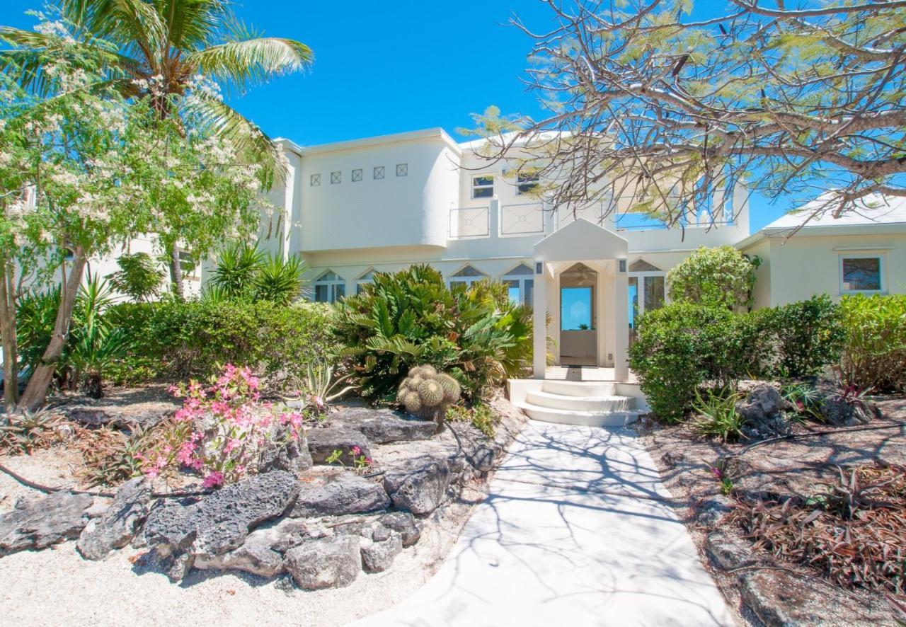 Aqua Del Rose 3 Bedroom Beachfront Holiday home Long Bay