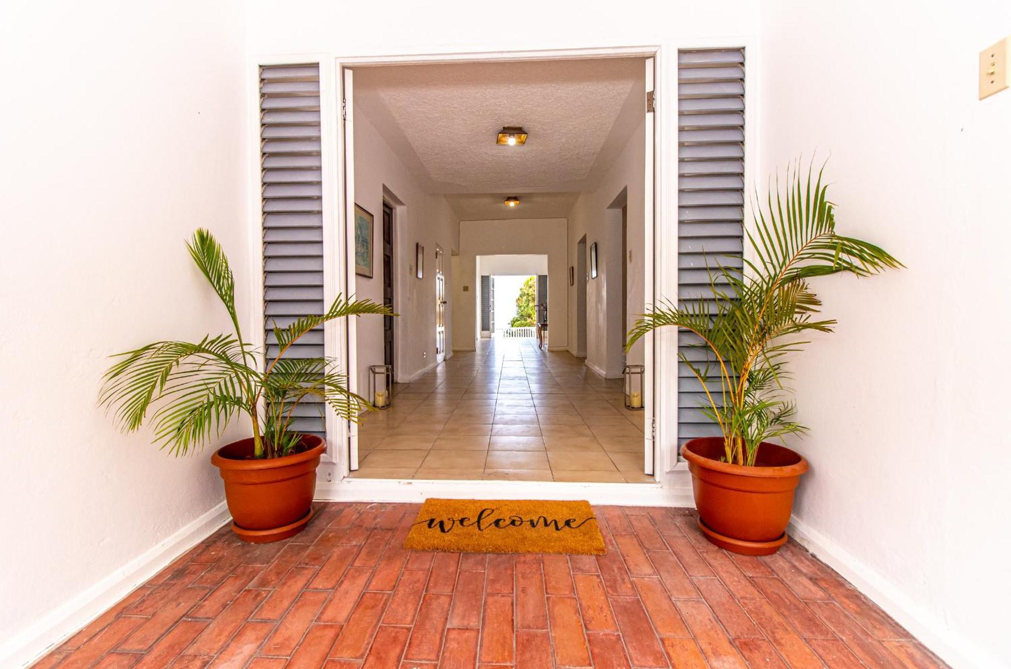Villa Jamaica - Between Montego Bay & Ochi Rios Includes Cook *