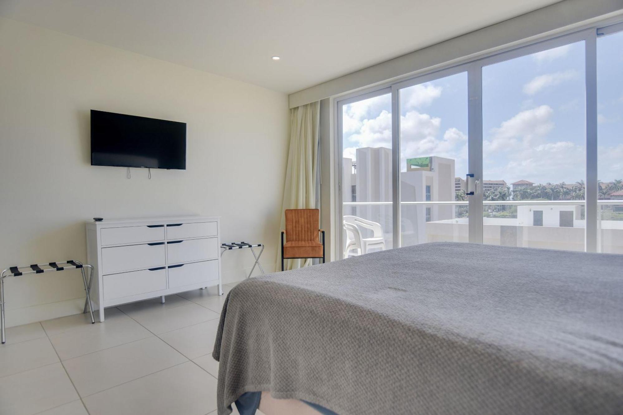 New ! Islas # 8 Apartment Palm Beach
