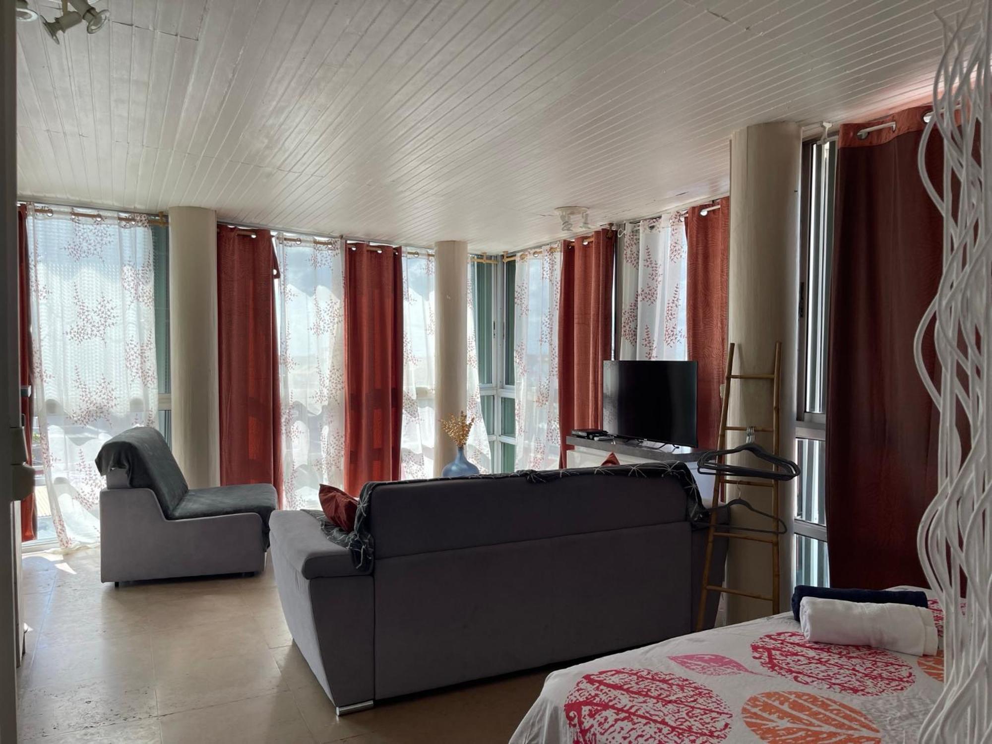 Penthouse Seaside 10 Min Port, Croisiere Et Aeroport Apartment *