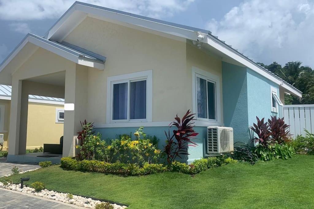 Welcome To Our Ocean View Villa! Pousada *