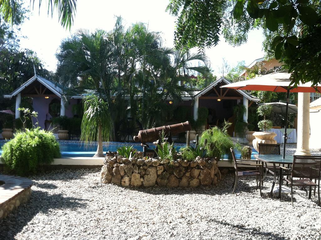 Palm Hotel