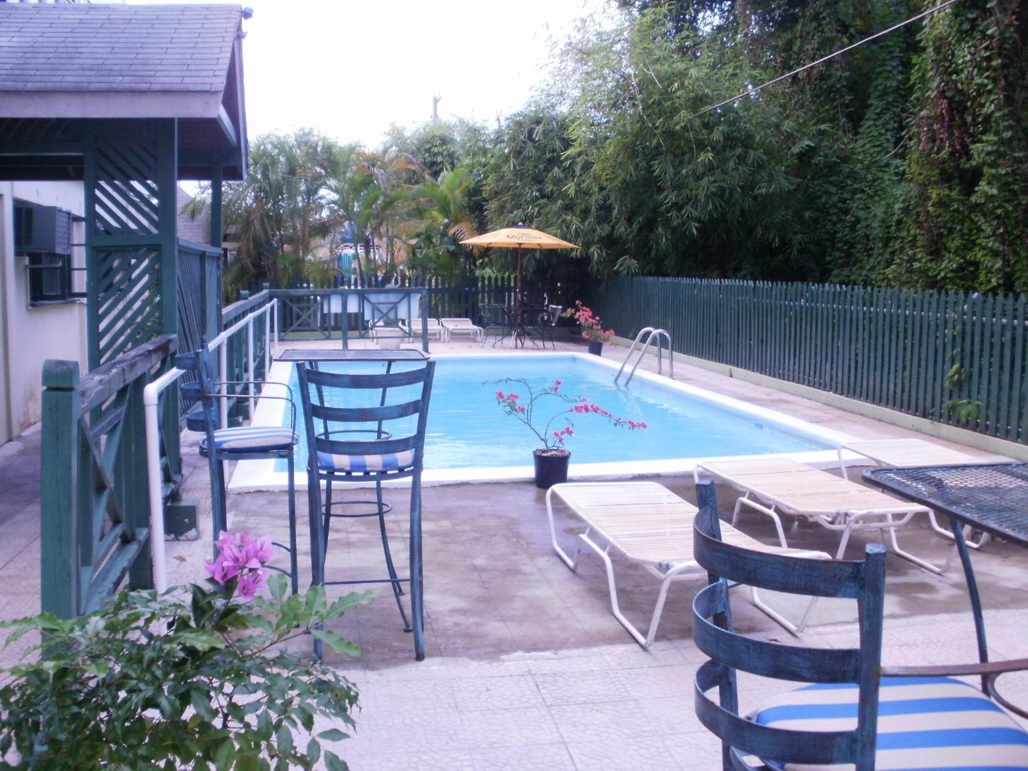 Hotel Pineapple Court