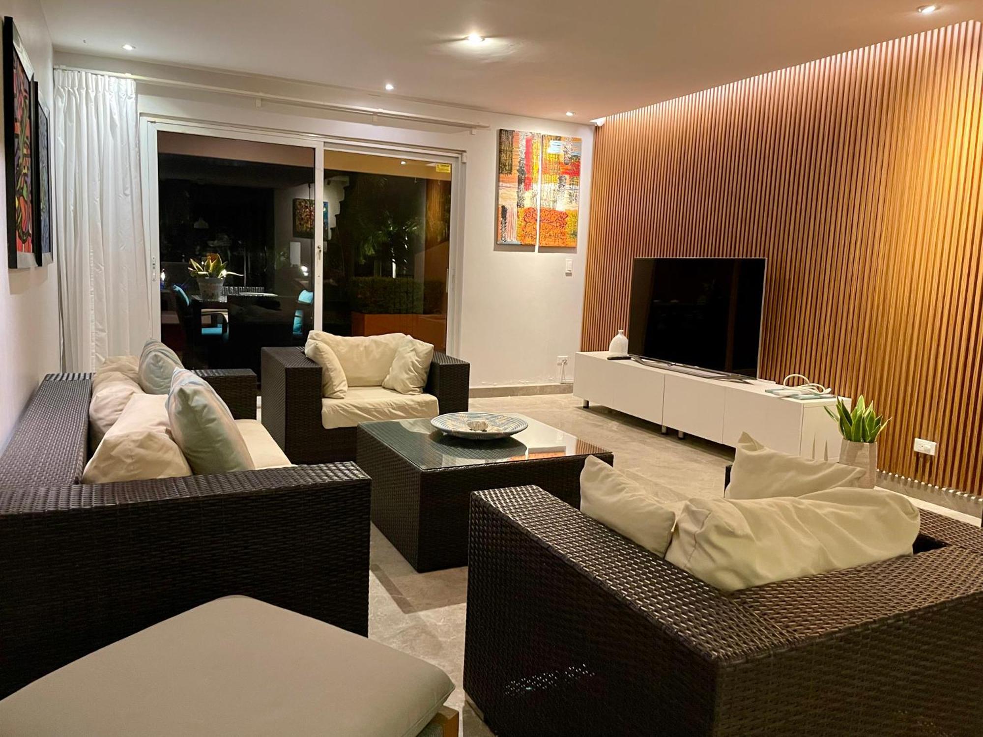 Casa de férias Eagle Luxury House, Walking Distance To The