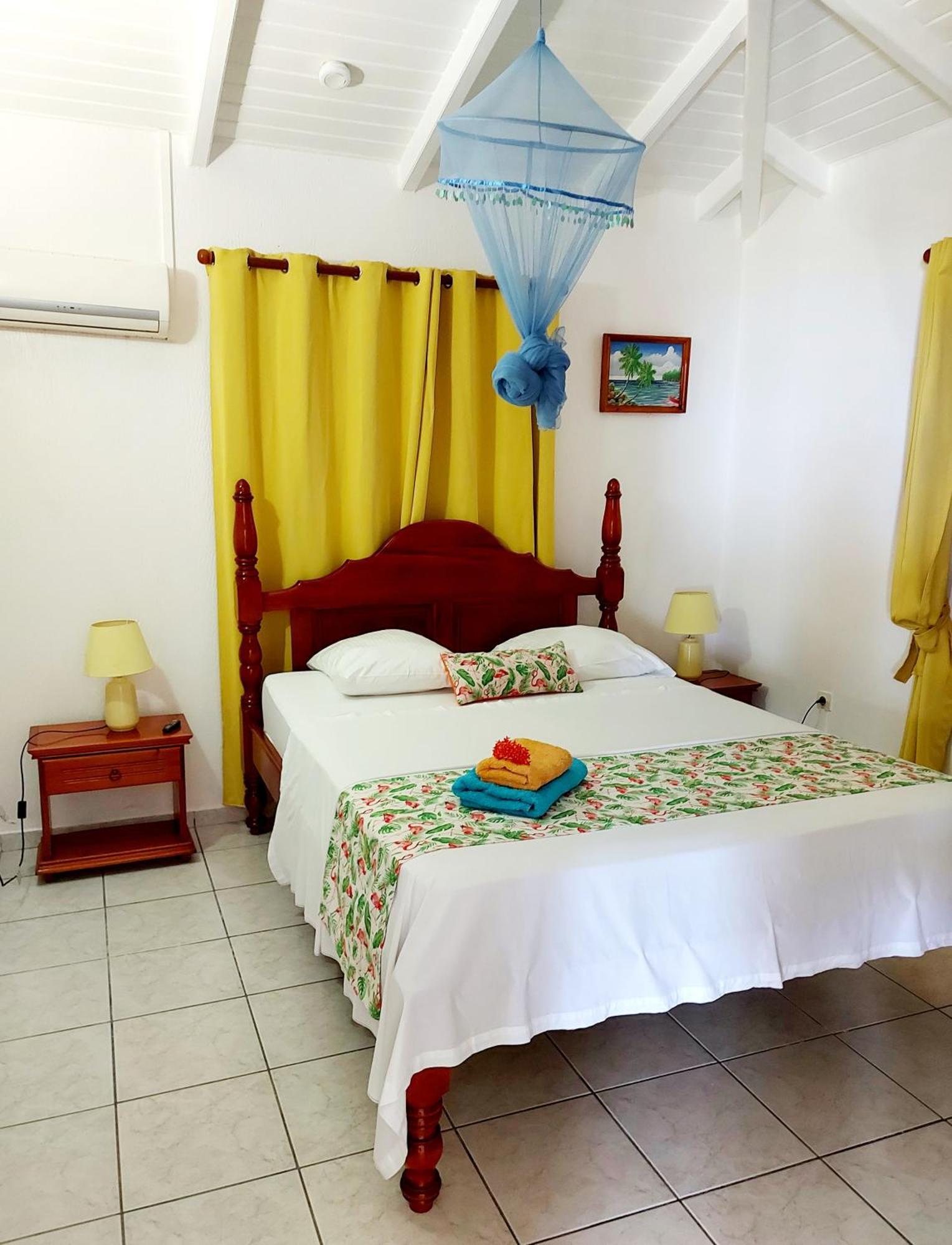 Holiday home Les Petites Fleurs De Poirier