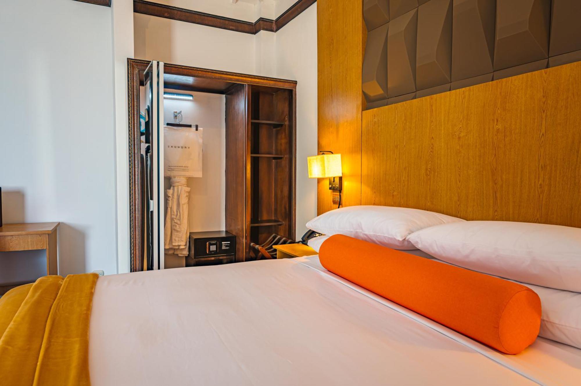 Hotel Sago Palm