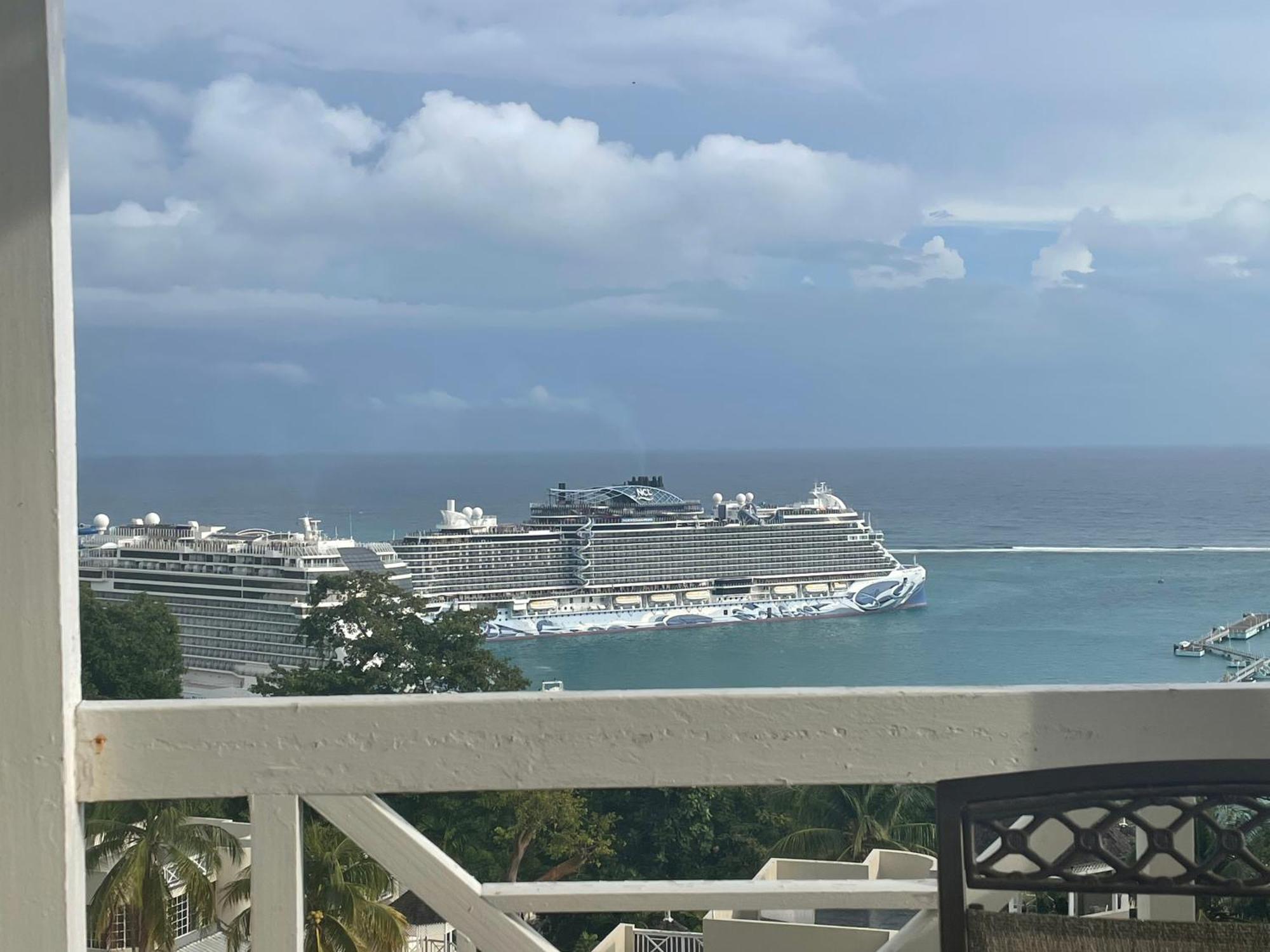 Oceanbreeze Jamaica Penthouse, 7-minute Walk To Apartment Ocho Rios
