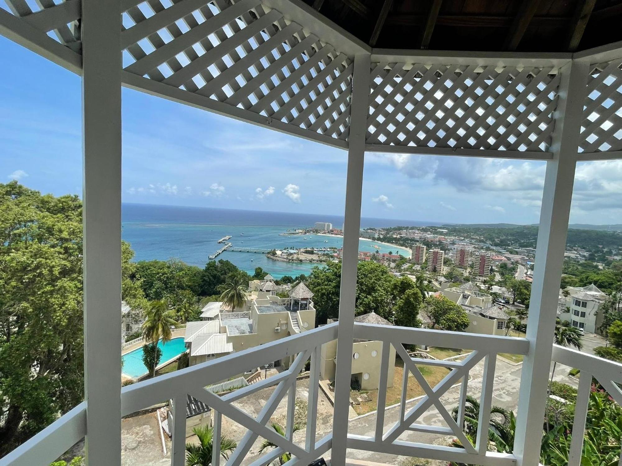 Oceanbreeze Jamaica Penthouse, 7-minute Walk To *