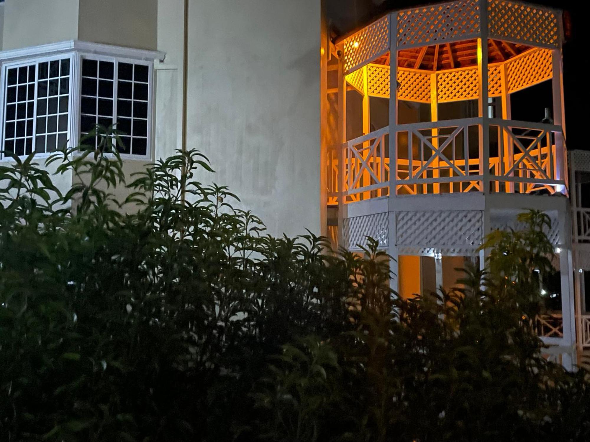 Oceanbreeze Jamaica Penthouse, 7-minute Walk To Apartment
