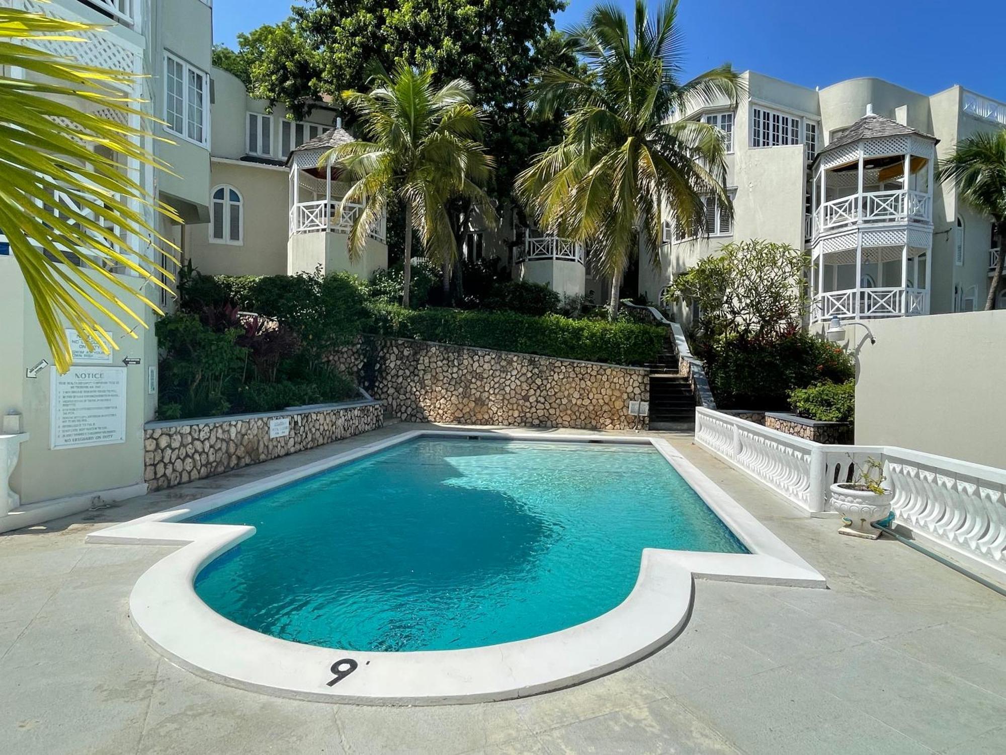 Oceanbreeze Jamaica Penthouse, 7-minute Walk To Apartment Ocho Rios
