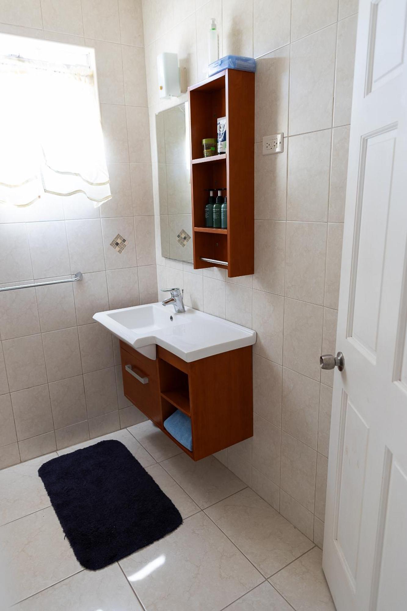 Apartamento Seashades 2br 1 Full And 1 Half Bathrooms With Pool Close To Sleeps 4 Christ Church