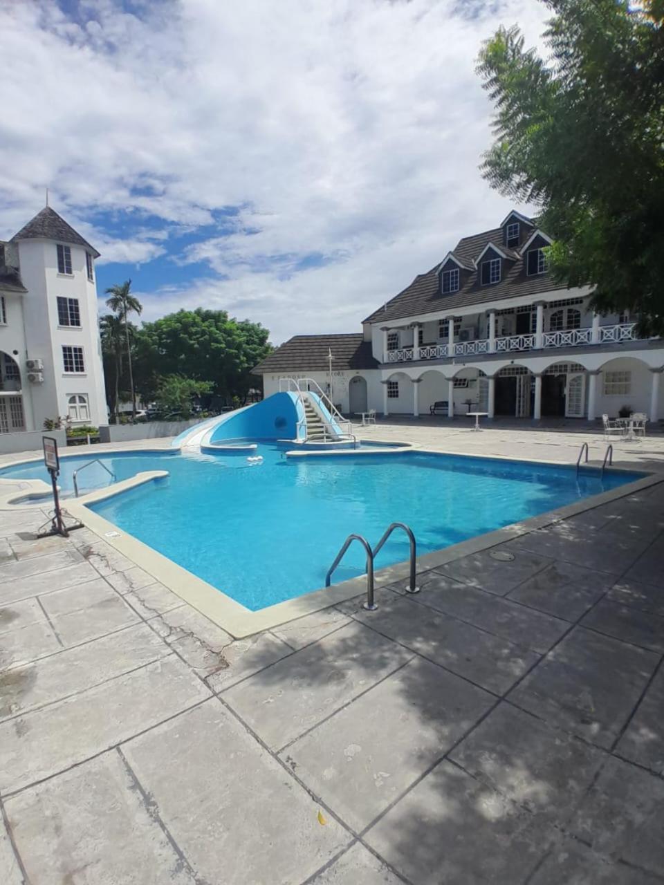 9 * Ocho Rios