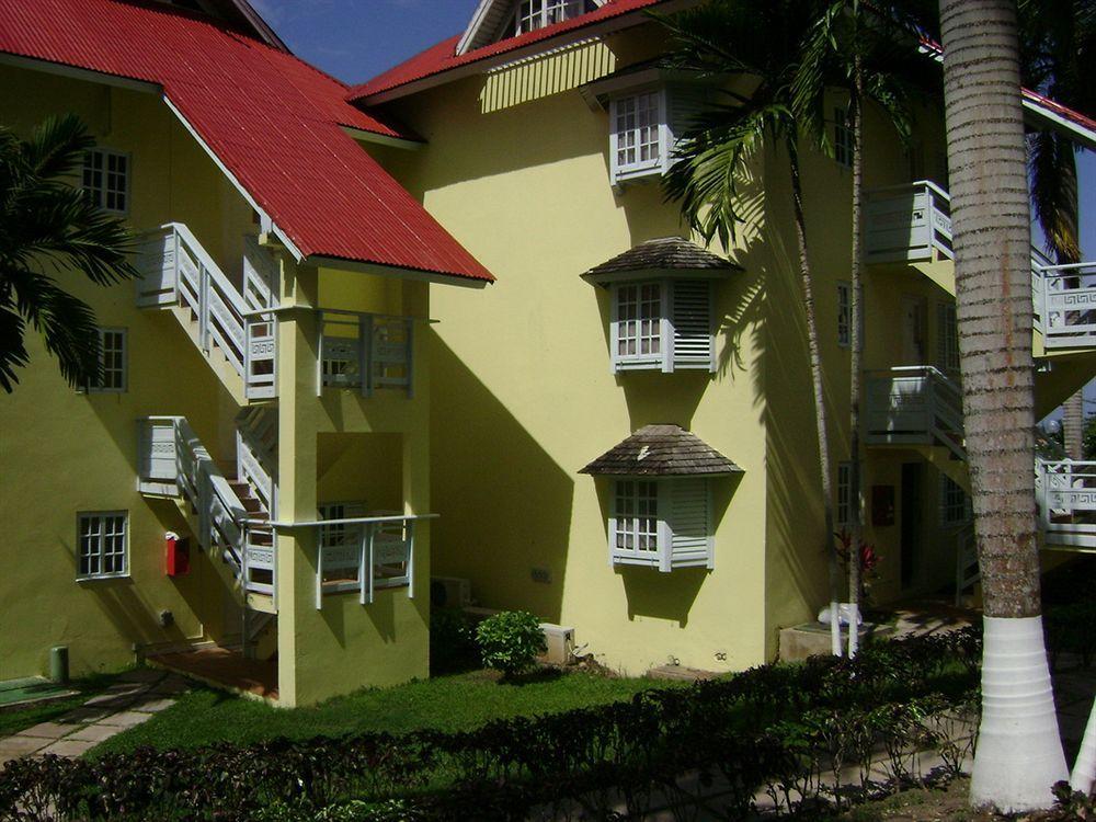 At The Ridge Aparthotel