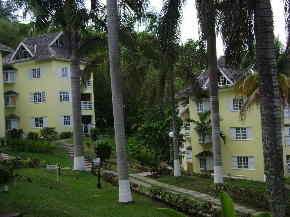 At The Ridge Aparthotel